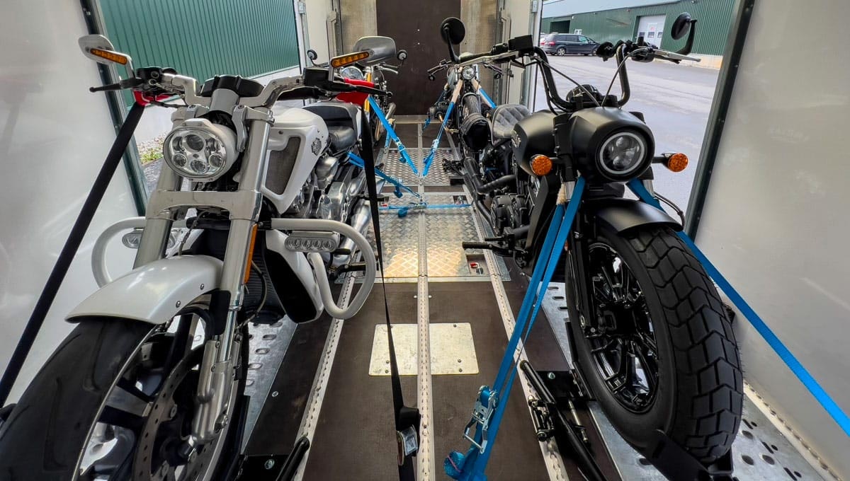 Liftli kapalı kasa araç ile motosiklet taşıma